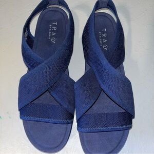 NWOT traq Alegria blue sandals